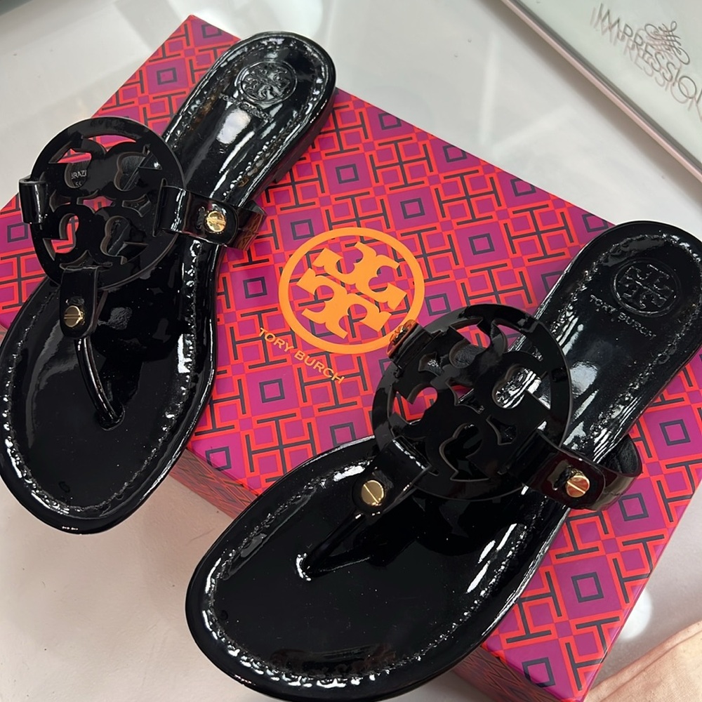 Tory Burch patent leather black sandal with large emblem waterproof size 6.5 NEW
